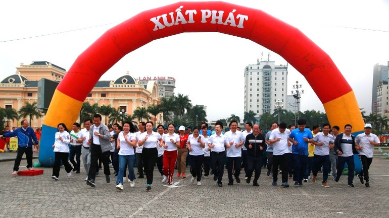 Các đại biểu đại diện các cơ quan, đơn vị trên địa bàn tham gia hoạt động rèn luyện.