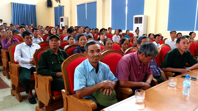 Người dân hai thôn Hạnh Phúc Đoàn và Sơn Lương tại buổi đối thoại.