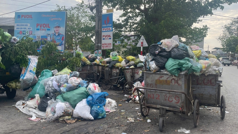 Người dân dựng lều chặn bãi rác vì ô nhiễm ảnh 1