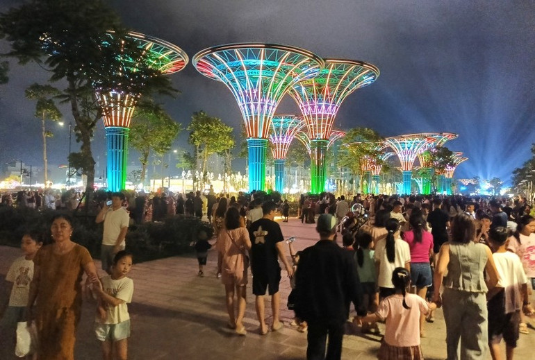 Hàng chục nghìn người có mặt hòa chung niềm vui tại sự kiện.