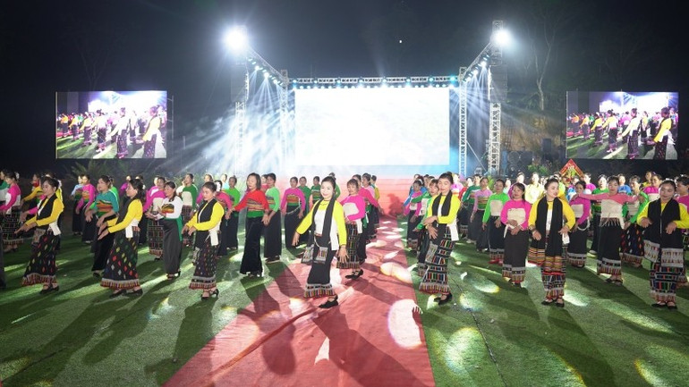 300 người biểu diễn tiết mục vòng xòe Thái.