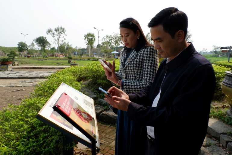 Trải nghiệm công nghệ kết nối không dây tại điểm check-in Yêu lắm Việt Nam. Trải nghiệm công nghệ kết nối không dây tại điểm check-in Yêu lắm Việt Nam.