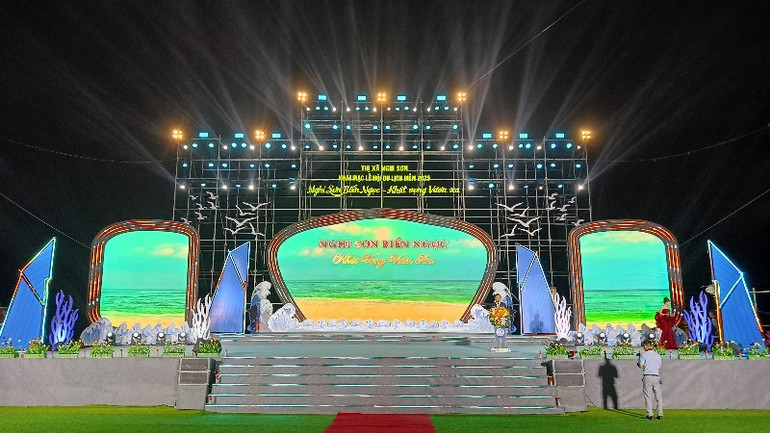 Lãnh đạo Ủy ban nhân dân thị xã Nghi Sơn phát biểu tại buổi lễ.