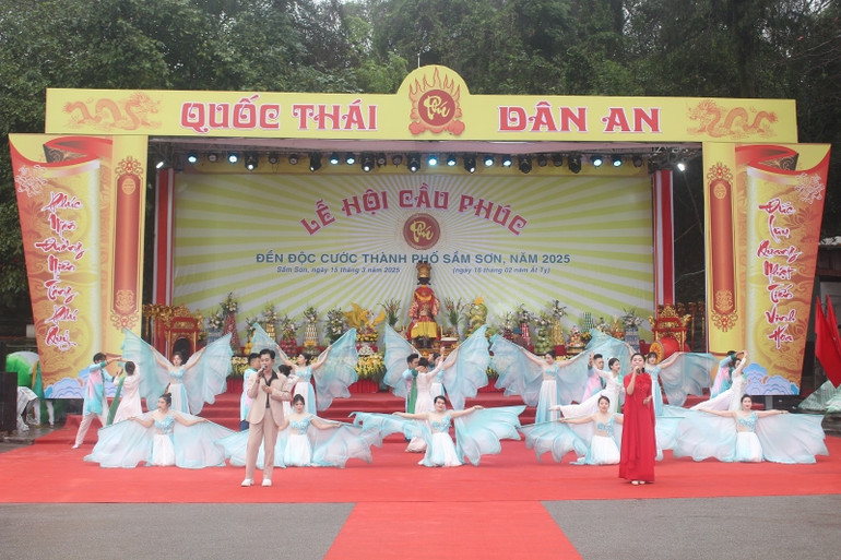 Chương trình nghệ thuật với sự tham gia của các đội văn nghệ quần chúng. Chương trình nghệ thuật với sự tham gia của các đội văn nghệ quần chúng.