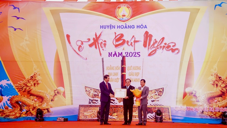 Vinh danh cá nhân tiêu biểu trong khuyến học, khuyến tài, xây dựng quê hương Hoằng Hóa.