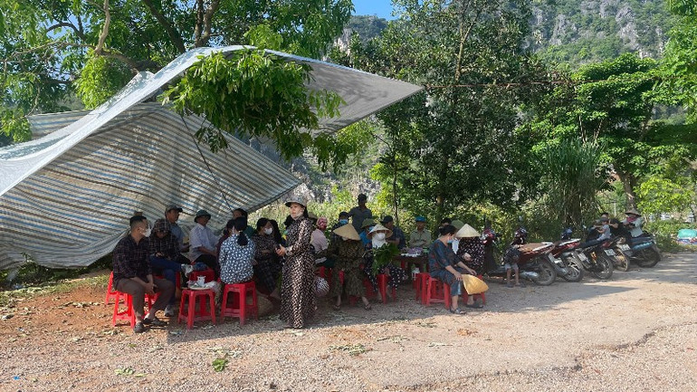 Người dân tập trung trước lối vào nhà máy rác từ sớm.