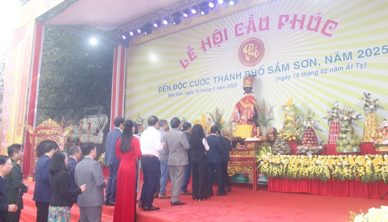 Dâng hương tại Lễ hội Cầu phúc Đền Độc Cước. Dâng hương tại Lễ hội Cầu phúc Đền Độc Cước.