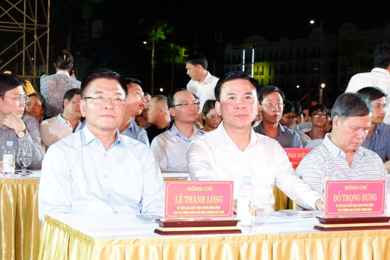 Các đồng chí lãnh đạo Đảng, nhà nước tham dự sự kiện.