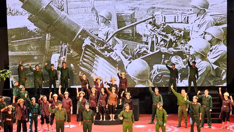 Chương trình nghệ thuật sân khấu hòa với chủ đề “Hàm Rồng - Vang mãi bản hùng ca”.