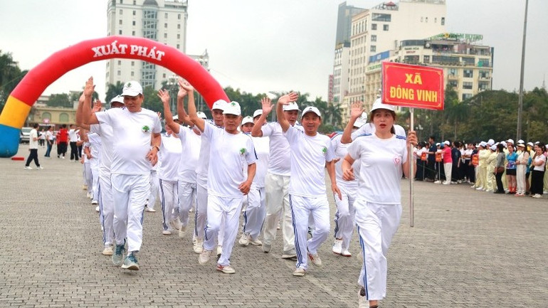 Phần thi chạy tập thể của xã Đông Vinh.