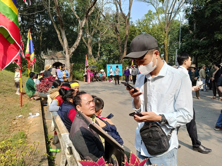 Người dân tra cứu thông tin tại di tích Đền Bà Triệu. Người dân tra cứu thông tin tại di tích Đền Bà Triệu.
