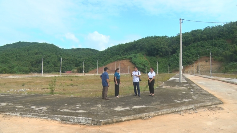 Khẩn trương tìm phương án tái định cư cho người dân.