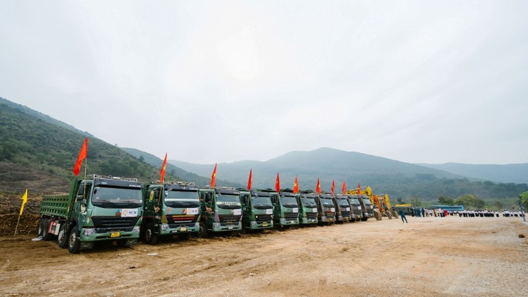 Máy móc, phương tiện thi công dự án.