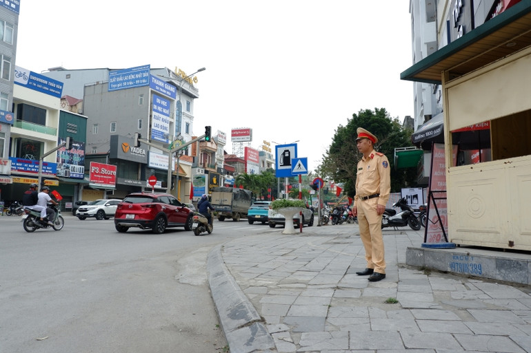 Cảnh sát giao thông giám sát đèn báo hiệu tại nút giao Trần Phú-Nguyễn Trãi.