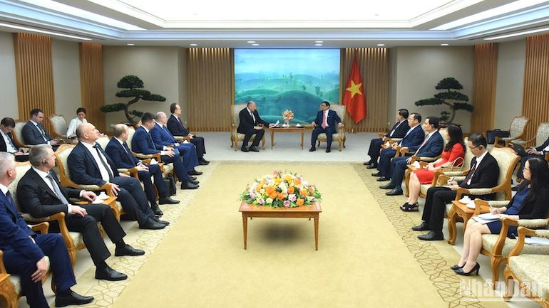 Thủ tướng Phạm Minh Chính tiếp Đoàn đại biểu Bộ Tình trạng khẩn cấp Liên bang Nga thăm Việt Nam. (Ảnh: TRẦN HẢI)