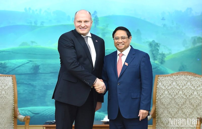 Thủ tướng Chính phủ Phạm Minh Chính và Thượng tướng Kurenkov Aleksandr Vyacheslavovich, Bộ trưởng Tình trạng khẩn cấp Liên bang Nga. (Ảnh: TRẦN HẢI)