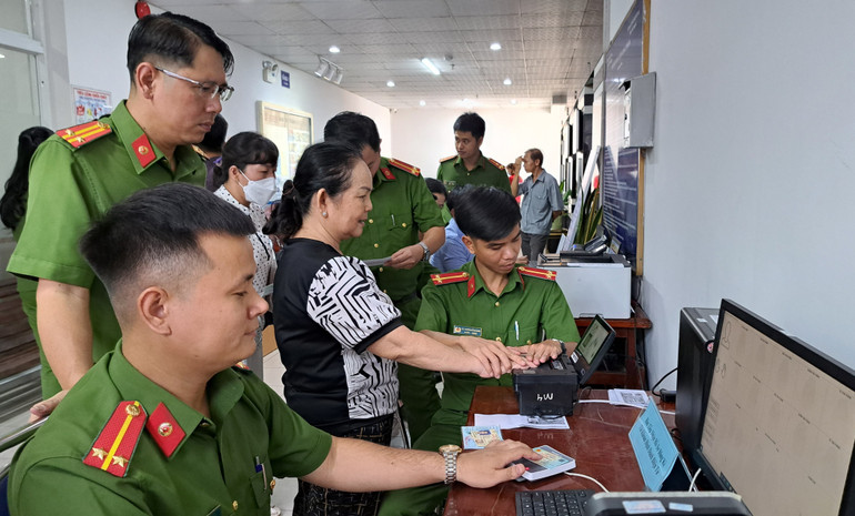 Triển khai mô hình điểm dịch vụ công trực tuyến theo Đề án 06/CP tại phường Phú Hòa, thành phố Thủ Dầu Một trong năm 2022.