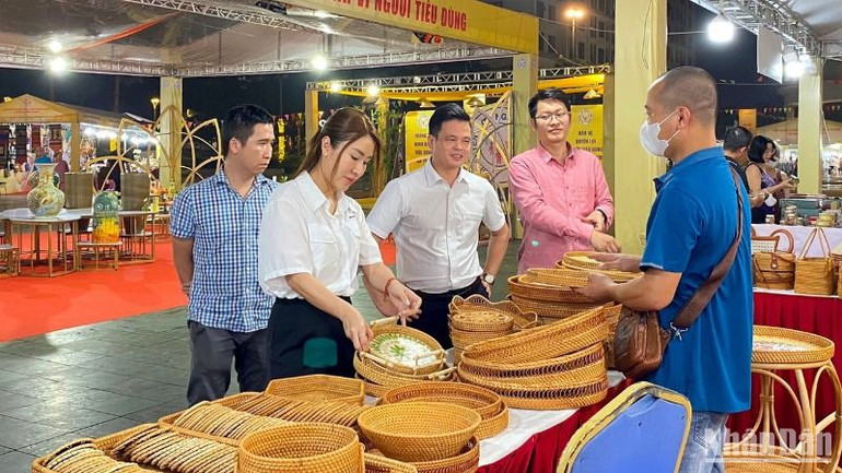 Người tiêu dùng tham quan các gian hàng tại hội chợ " Hàng hoá, sản phẩm xanh vì người tiêu dùng" do Sở công thương Hà Nội phối hợp với UBND quận Bắc Từ Liêm tổ chức. (Ảnh: THANH HIỀN)