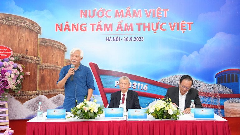 Nhà sử học Dương Trung Quốc cho biết ngay từ thế kỷ thứ X, Việt Nam đã là quốc gia sản xuất và biết dùng nước mắm để chế biến và làm gia vị cho món ăn.