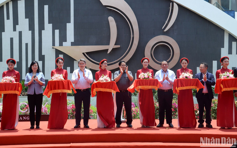 Thủ tướng Phạm Minh Chính và các đồng chí lãnh đạo cắt băng khánh thành Nhà hát "Đó".