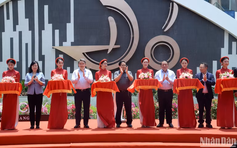 Thủ tướng Phạm Minh Chính và các đồng chí lãnh đạo cắt băng khánh thành Nhà hát "Đó".