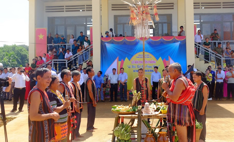 Các già làng người M’ Nông (huyện Bù Đăng, tỉnh Bình Phước) thực hiện nghi lễ kết bạn cộng đồng. (Ảnh: NHẤT SƠN)