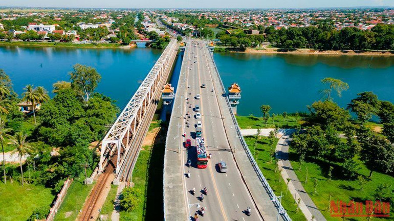 Trong giai đoạn đầu, Vietnam Toursims sẽ vận hành thí điểm trước 2 tuyến tại Huế, gồm: “Tuyến City tour - Hành trình Di sản Cố đô Huế” với 12 điểm dừng và “Tuyến ngắm cảnh đêm Huế”.