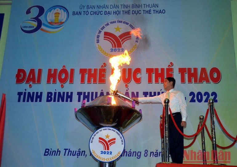 Bí thư Tỉnh ủy Bình Thuận Dương Văn An thực hiện nghi thức thắp đuốc Đài lửa Đại hội Thể dục thể thao tỉnh Bình Thuận lần thứ 9 năm 2022.