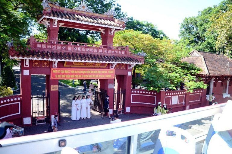 Xe buýt qua các điểm du lịch hấp dẫn, độc đáo của Huế.