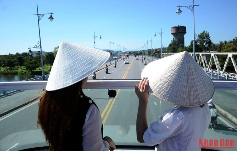 Với thiết kế riêng, bố trí ghế ngồi thoải mái, xe buýt hai tầng sẽ là lựa chọn của du khách khi ngắm nhìn cảnh quan, di sản Huế trong không gian thoáng, thư giãn.