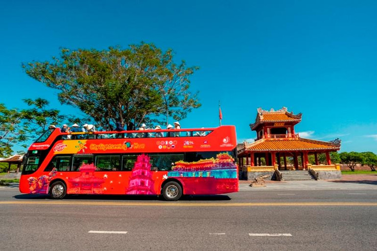 Với chủ đạo là màu đỏ gắn với màu sắc của cung đình Huế, xe buýt hai tầng sẽ giúp hành khách có thể ngắm nhìn cảnh quan, di sản Cố đô Huế thuận tiện hơn.