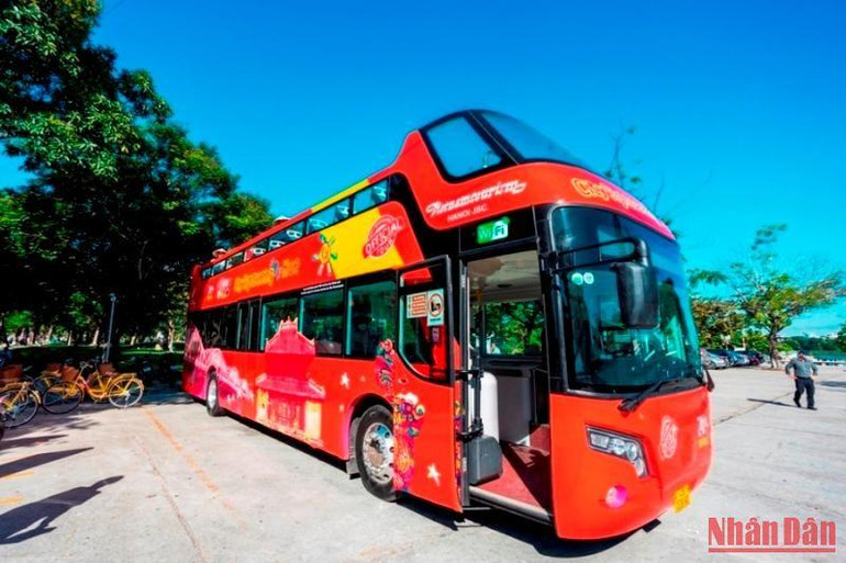 Điểm nổi bật của xe buýt hai tầng thoáng nóc là những hình ảnh du lịch nổi tiếng của Huế được dán trên thân xe.