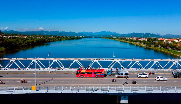 Xe buýt qua các điểm du lịch hấp dẫn, độc đáo của Huế.