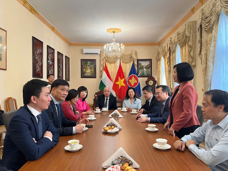 Đoàn công tác của Bộ Xây dựng thăm và làm việc với Đại sứ quán Việt Nam tại Budapest, Hungary.