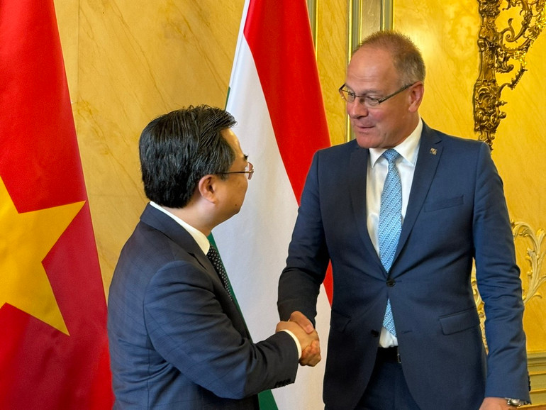 Bộ trưởng Xây dựng Việt Nam Nguyễn Thanh Nghị chào xã giao Bộ trưởng Bộ Hành chính công và phát triển vùng Tibor Navracsics.