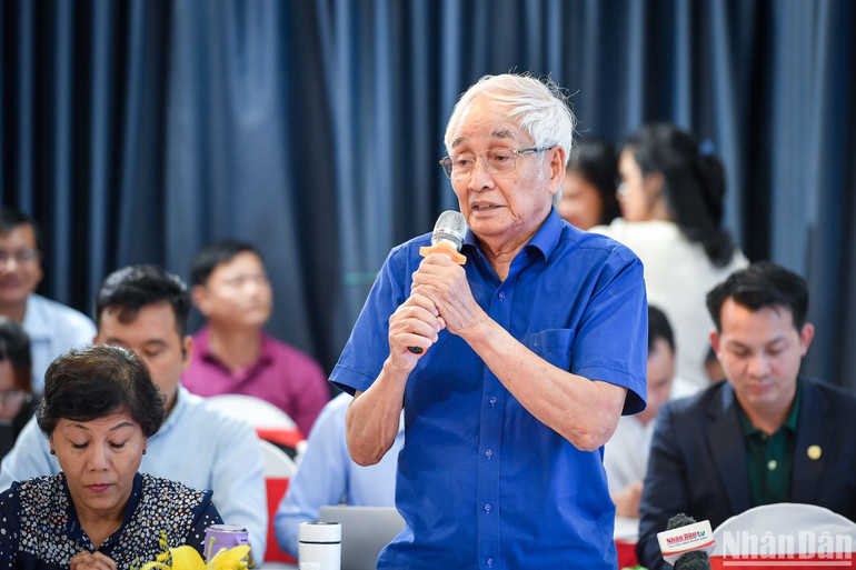 Nhà nghiên cứu hàng hải Đỗ Thái Bình phát biểu tại hội thảo.