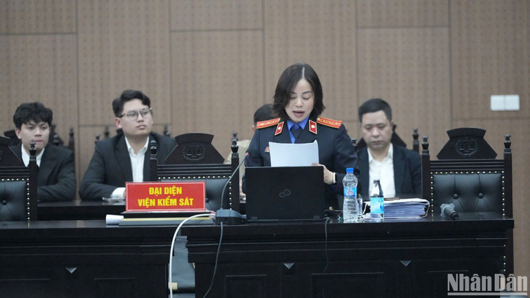 Đại diện Viện kiểm sát công bố bản cáo trạng tại phiên tòa.