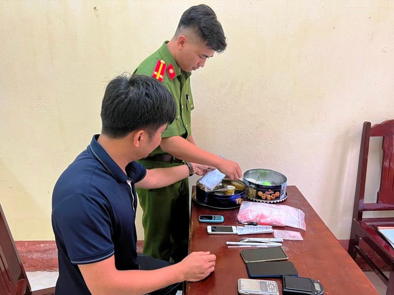 Công an xem xét các tang vật liên quan vụ án.