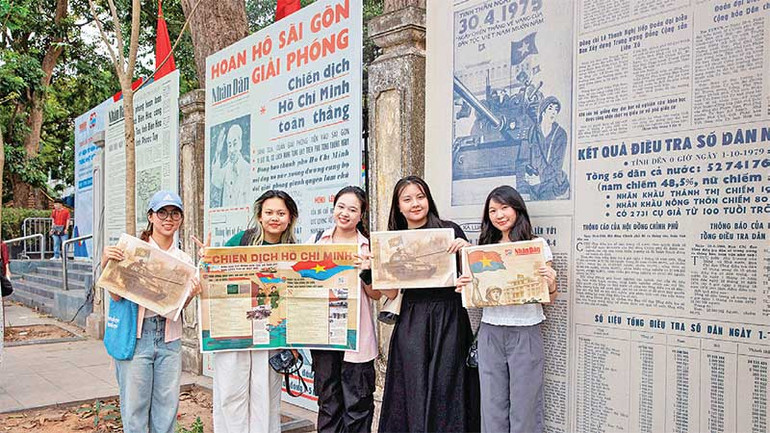 Các bạn trẻ cùng phụ san đặc biệt của Báo Nhân Dân.