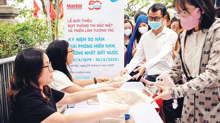 Người dân đến tham quan được tặng ấn phẩm thông tin đặc biệt hoàn toàn miễn phí.