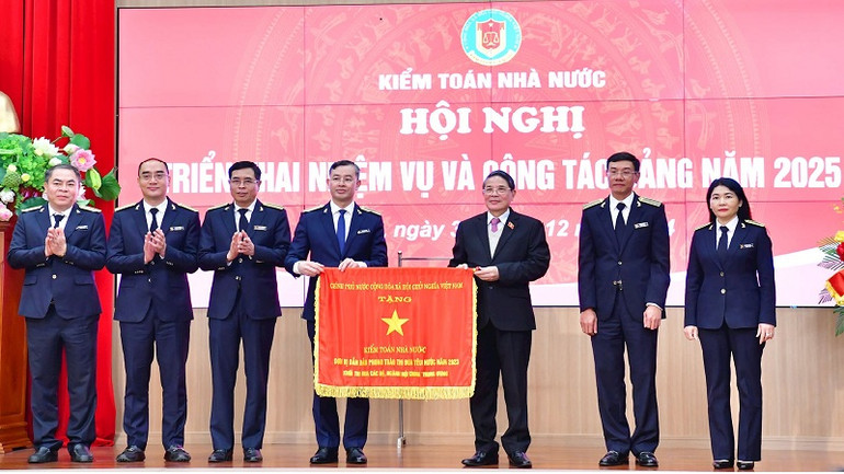 Phó Chủ tịch Quốc hội Nguyễn Đức Hải trao Cờ Thi đua cho tập thể, cá nhân Kiểm toán Nhà nước.