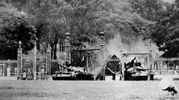 [Quiz] Ai đã chụp bức ảnh xe tăng húc đổ cổng Dinh Độc Lập vào trưa ngày 30/4/1975? ảnh 1