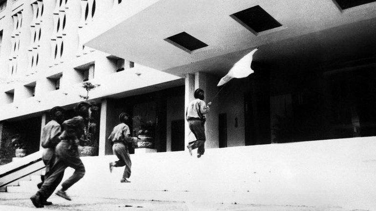 [Quiz] Ai là người cắm cờ đầu tiên trên nóc Dinh Độc Lập ngày 30/4/1975? ảnh 1