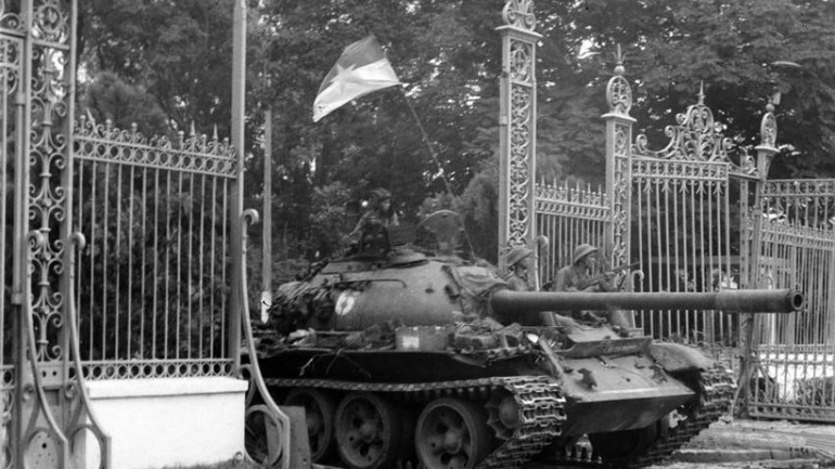 [Quiz] Xe tăng mang số hiệu nào đã húc đổ cổng Dinh Độc Lập? ảnh 1