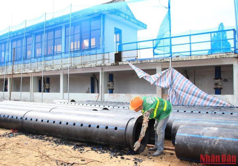 Các phụ kiện đường ống dẫn nước được trang bị bằng nhựa chất lượng cao và inox.