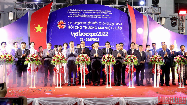 Các đại biểu làm lễ cắt băng khai mạc Hội chợ thương mại Việt-Lào 2022. (Ảnh: Trịnh Dũng)