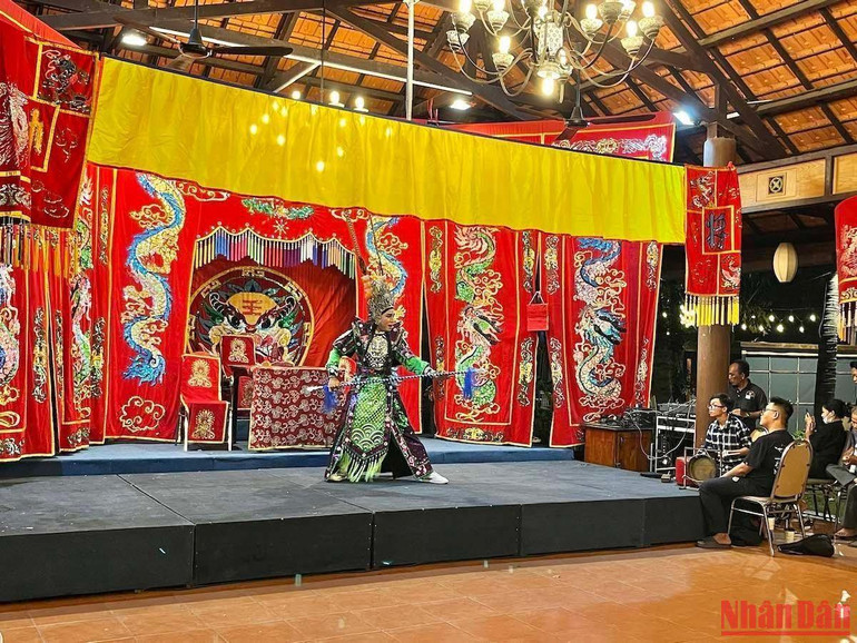 Biểu diễn hát bội.