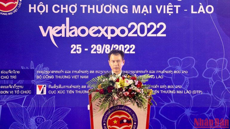 Bộ trưởng Công thương Lào Malaithong Kommasith phát biểu tại lễ khai mạc. (Ảnh: Trịnh Dũng)