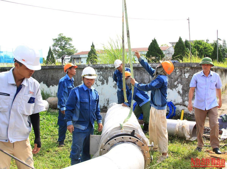 Công nhân đơn vị thi công làm việc đẩy nhanh tiến độ để hoàn thành sớm công trình.