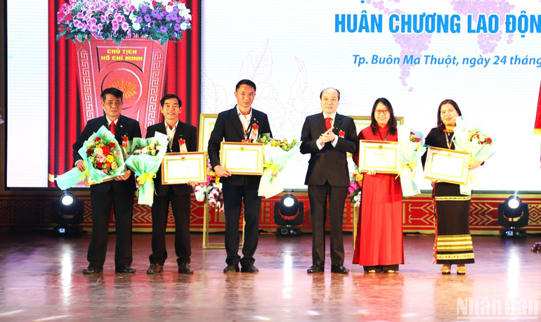 Chủ tịch Ủy ban nhân dân tỉnh Đắk Lắk Phạm Ngọc Nghị trao tặng Bằng khen của Ủy ban nhân dân tỉnh cho 5 tập thể có thành tích xuất sắc trong phong trào thi đua “Cả nước chung sức xây dựng nông thôn mới” giai đoạn 2016-2020 của thành phố Buôn Ma Thuột.